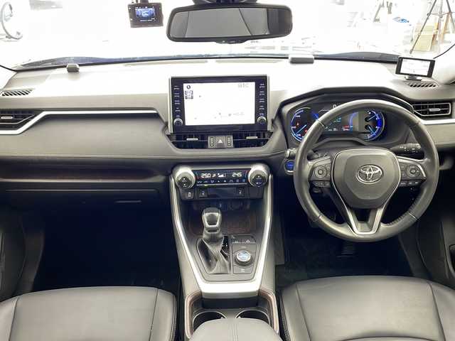 トヨタ ＲＡＶ４ ハイブリットG 兵庫県 2020(令2)年 6.9万km アティチュードブラックマイカ ・ワンオーナー車/・純正ディスプレイナビ&TV&BT&USB&Miracast/・パノラミックビューモニター/・Toyota Safety Sense/・プリクラッシュセーフティ/・レーントレーシングアシスト[LTA] /・レーダークルーズコントロール（全車速追従機能付） /・オートマチックハイビーム[AHB] /・ロードサインアシスト[RSA]/・先行車発進告知機能[TMN/・インテリジェントクリアランスソナー/・パーキングサポートブレーキ（静止物）/・リヤクロストラフィックオートブレーキ/・ブラインドスポットモニター/・車両接近通報装置/・ビルトインETC2.0/・ハンズフリーパワーバックドア（挟み込み防止機能・停止位置メモリー機能付）/・ステアリングヒーター/・スマートキー/・Bi-Beam LEDヘッドランプ/・LEDリヤフォグランプ/・合成皮革シート/・快適温熱シート/・社外前後ドライブレコーダー/・新車時保証書/・取扱説明書