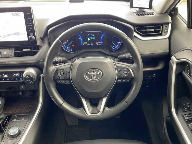 トヨタ ＲＡＶ４ ハイブリットG 兵庫県 2020(令2)年 6.9万km アティチュードブラックマイカ ・ワンオーナー車/・純正ディスプレイナビ&TV&BT&USB&Miracast/・パノラミックビューモニター/・Toyota Safety Sense/・プリクラッシュセーフティ/・レーントレーシングアシスト[LTA] /・レーダークルーズコントロール（全車速追従機能付） /・オートマチックハイビーム[AHB] /・ロードサインアシスト[RSA]/・先行車発進告知機能[TMN/・インテリジェントクリアランスソナー/・パーキングサポートブレーキ（静止物）/・リヤクロストラフィックオートブレーキ/・ブラインドスポットモニター/・車両接近通報装置/・ビルトインETC2.0/・ハンズフリーパワーバックドア（挟み込み防止機能・停止位置メモリー機能付）/・ステアリングヒーター/・スマートキー/・Bi-Beam LEDヘッドランプ/・LEDリヤフォグランプ/・合成皮革シート/・快適温熱シート/・社外前後ドライブレコーダー/・新車時保証書/・取扱説明書