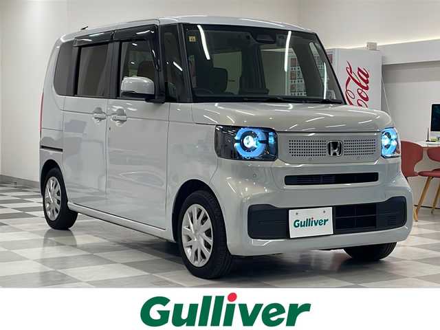 ホンダ Ｎ ＢＯＸ 岐阜県 2023(令5)年 2.3万km プレミアムサンライトホワイトパール ホンダセンシング/レーンキープ/ステアリングアシスト/アダプティブクルーズコントロール/先行車発信お知らせ/歩行者事故低減ステアリング/標識認識機能/誤発進抑制機能/後方誤発進抑制機能/近距離衝突軽減ブレーキ/急アクセル抑制機能/パーキングセンサーシステム/９インチコネクトナビ/DVD/Bluetooth/フルセグTV/バックカメラ/両側パワースライドドア/LEDオートライト/オートハイビーム/前席シートヒーター/リアサンシェード/電子パーキング/シートバックテーブル/リアシート左右独立センターアーム/保証書/取扱説明書/スペアキー