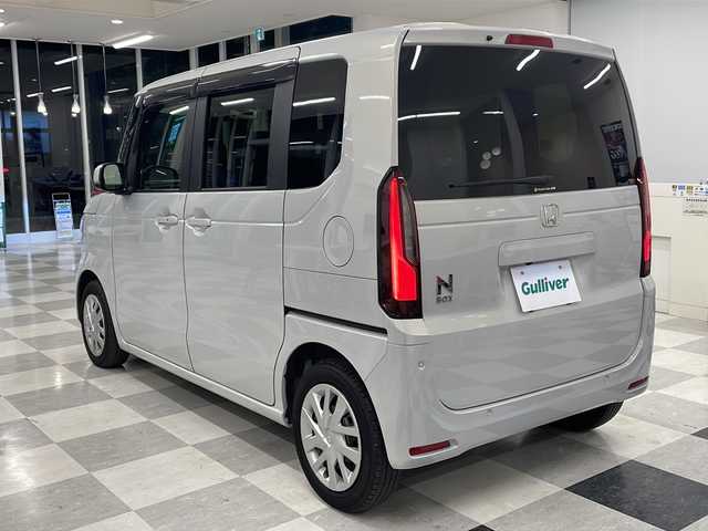 ホンダ Ｎ ＢＯＸ 岐阜県 2023(令5)年 2.3万km プレミアムサンライトホワイトパール ホンダセンシング/レーンキープ/ステアリングアシスト/アダプティブクルーズコントロール/先行車発信お知らせ/歩行者事故低減ステアリング/標識認識機能/誤発進抑制機能/後方誤発進抑制機能/近距離衝突軽減ブレーキ/急アクセル抑制機能/パーキングセンサーシステム/９インチコネクトナビ/DVD/Bluetooth/フルセグTV/バックカメラ/両側パワースライドドア/LEDオートライト/オートハイビーム/前席シートヒーター/リアサンシェード/電子パーキング/シートバックテーブル/リアシート左右独立センターアーム/保証書/取扱説明書/スペアキー