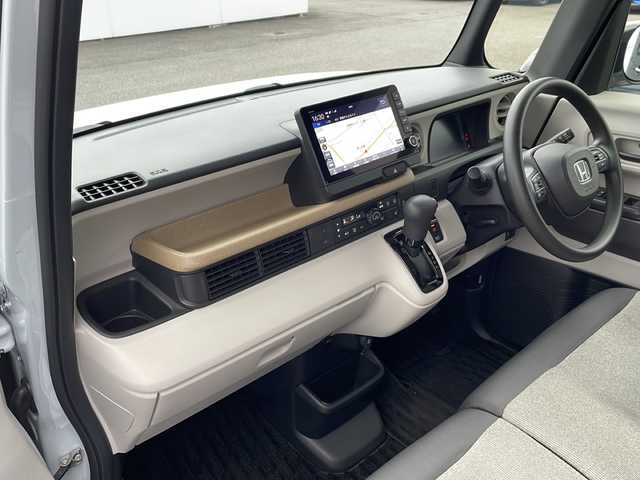 ホンダ Ｎ ＢＯＸ 岐阜県 2023(令5)年 2.3万km プレミアムサンライトホワイトパール ホンダセンシング/レーンキープ/ステアリングアシスト/アダプティブクルーズコントロール/先行車発信お知らせ/歩行者事故低減ステアリング/標識認識機能/誤発進抑制機能/後方誤発進抑制機能/近距離衝突軽減ブレーキ/急アクセル抑制機能/パーキングセンサーシステム/９インチコネクトナビ/DVD/Bluetooth/フルセグTV/バックカメラ/両側パワースライドドア/LEDオートライト/オートハイビーム/前席シートヒーター/リアサンシェード/電子パーキング/シートバックテーブル/リアシート左右独立センターアーム/保証書/取扱説明書/スペアキー