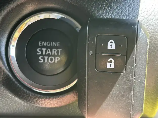 スズキ スイフト 兵庫県 2018(平30)年 4万km チャンピオンイエロー 社外8インチナビ（KENWOOD）/Bluetooth接続/フルセグ/全方位カメラ/社外ETC/シートヒーター/セーフティサポート/社外フロアマット/レーンキープアシスト/オートライト/横滑り防止装置/LEDヘッドライト