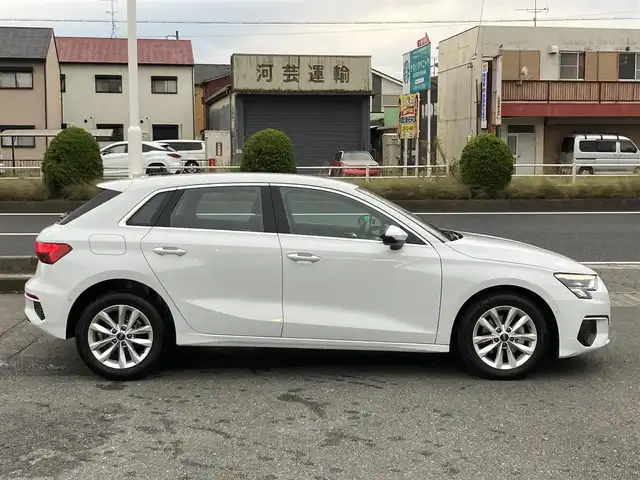 アウディ アウディ Ａ３ SB 30TFSI 三重県 2024(令6)年 0.9万km 白 ♪走行8756キロ♪/♪車検9年5月26日/♪ドライバーアシストシステム/・速度警告機能/・アダプティブドライブアシスト/・エフィシェンシアシスト/・レーン逸脱警告/・速度警告/・接近警告/・降車警告/・パークアシスト/・コーナーソナー/♪Audiプレセンス/♪サイドアシスト/♪メーカーナビ/・フルセグ/・Bluetooth/♪バックカメラ/♪USB×2/♪アイドリングストップ/♪パドルシフト/♪LEDヘッドライト/♪オートライト/♪リアフォグライト/♪ウインカーミラー/♪エクステリアライト/♪レーンセンサー/♪D/N席シートヒーター/♪ステアリングスイッチ/♪オートリトラ/♪サイド&カーテンエアバック/♪フロアマット/♪純正16インチアルミ