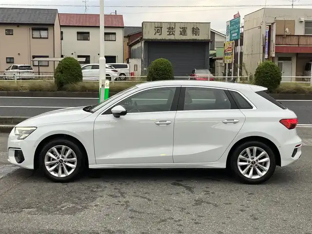 アウディ アウディ Ａ３ SB 30TFSI 三重県 2024(令6)年 0.9万km 白 ♪走行8756キロ♪/♪車検9年5月26日/♪ドライバーアシストシステム/・速度警告機能/・アダプティブドライブアシスト/・エフィシェンシアシスト/・レーン逸脱警告/・速度警告/・接近警告/・降車警告/・パークアシスト/・コーナーソナー/♪Audiプレセンス/♪サイドアシスト/♪メーカーナビ/・フルセグ/・Bluetooth/♪バックカメラ/♪USB×2/♪アイドリングストップ/♪パドルシフト/♪LEDヘッドライト/♪オートライト/♪リアフォグライト/♪ウインカーミラー/♪エクステリアライト/♪レーンセンサー/♪D/N席シートヒーター/♪ステアリングスイッチ/♪オートリトラ/♪サイド&カーテンエアバック/♪フロアマット/♪純正16インチアルミ
