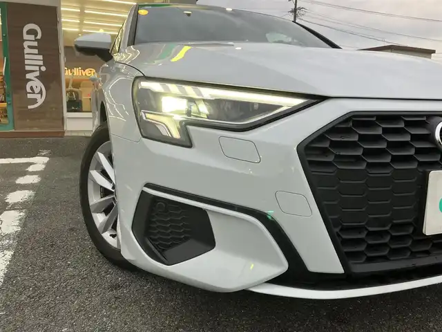 アウディ アウディ Ａ３ SB 30TFSI 三重県 2024(令6)年 0.9万km 白 ♪走行8756キロ♪/♪車検9年5月26日/♪ドライバーアシストシステム/・速度警告機能/・アダプティブドライブアシスト/・エフィシェンシアシスト/・レーン逸脱警告/・速度警告/・接近警告/・降車警告/・パークアシスト/・コーナーソナー/♪Audiプレセンス/♪サイドアシスト/♪メーカーナビ/・フルセグ/・Bluetooth/♪バックカメラ/♪USB×2/♪アイドリングストップ/♪パドルシフト/♪LEDヘッドライト/♪オートライト/♪リアフォグライト/♪ウインカーミラー/♪エクステリアライト/♪レーンセンサー/♪D/N席シートヒーター/♪ステアリングスイッチ/♪オートリトラ/♪サイド&カーテンエアバック/♪フロアマット/♪純正16インチアルミ