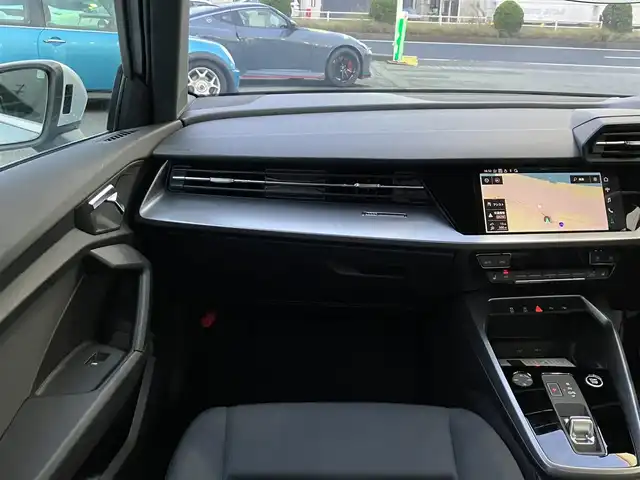 アウディ アウディ Ａ３ SB 30TFSI 三重県 2024(令6)年 0.9万km 白 ♪走行8756キロ♪/♪車検9年5月26日/♪ドライバーアシストシステム/・速度警告機能/・アダプティブドライブアシスト/・エフィシェンシアシスト/・レーン逸脱警告/・速度警告/・接近警告/・降車警告/・パークアシスト/・コーナーソナー/♪Audiプレセンス/♪サイドアシスト/♪メーカーナビ/・フルセグ/・Bluetooth/♪バックカメラ/♪USB×2/♪アイドリングストップ/♪パドルシフト/♪LEDヘッドライト/♪オートライト/♪リアフォグライト/♪ウインカーミラー/♪エクステリアライト/♪レーンセンサー/♪D/N席シートヒーター/♪ステアリングスイッチ/♪オートリトラ/♪サイド&カーテンエアバック/♪フロアマット/♪純正16インチアルミ