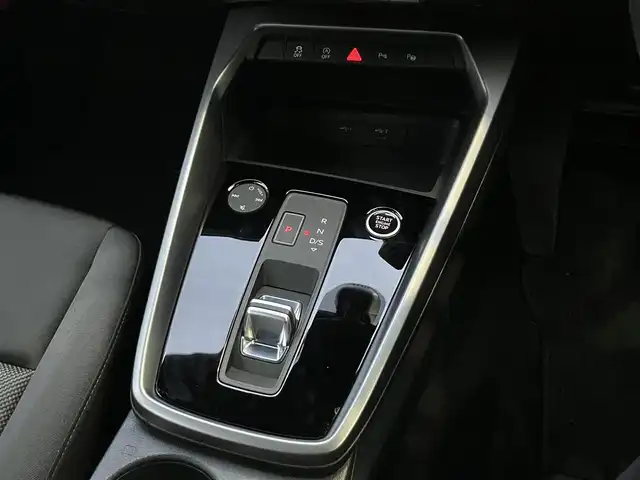 アウディ アウディ Ａ３ SB 30TFSI 三重県 2024(令6)年 0.9万km 白 ♪走行8756キロ♪/♪車検9年5月26日/♪ドライバーアシストシステム/・速度警告機能/・アダプティブドライブアシスト/・エフィシェンシアシスト/・レーン逸脱警告/・速度警告/・接近警告/・降車警告/・パークアシスト/・コーナーソナー/♪Audiプレセンス/♪サイドアシスト/♪メーカーナビ/・フルセグ/・Bluetooth/♪バックカメラ/♪USB×2/♪アイドリングストップ/♪パドルシフト/♪LEDヘッドライト/♪オートライト/♪リアフォグライト/♪ウインカーミラー/♪エクステリアライト/♪レーンセンサー/♪D/N席シートヒーター/♪ステアリングスイッチ/♪オートリトラ/♪サイド&カーテンエアバック/♪フロアマット/♪純正16インチアルミ