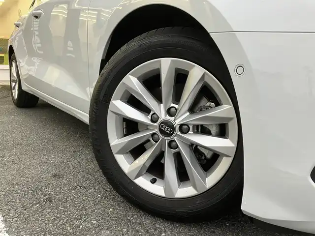 アウディ アウディ Ａ３ SB 30TFSI 三重県 2024(令6)年 0.9万km 白 ♪走行8756キロ♪/♪車検9年5月26日/♪ドライバーアシストシステム/・速度警告機能/・アダプティブドライブアシスト/・エフィシェンシアシスト/・レーン逸脱警告/・速度警告/・接近警告/・降車警告/・パークアシスト/・コーナーソナー/♪Audiプレセンス/♪サイドアシスト/♪メーカーナビ/・フルセグ/・Bluetooth/♪バックカメラ/♪USB×2/♪アイドリングストップ/♪パドルシフト/♪LEDヘッドライト/♪オートライト/♪リアフォグライト/♪ウインカーミラー/♪エクステリアライト/♪レーンセンサー/♪D/N席シートヒーター/♪ステアリングスイッチ/♪オートリトラ/♪サイド&カーテンエアバック/♪フロアマット/♪純正16インチアルミ