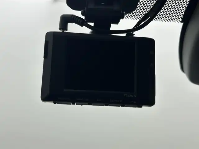 トヨタ ヤリスクロス ハイブリッド Z 岡山県 2024(令6)年 0.7万km ブラックマイカ/プラチナホワイトパールマイカ 純正８インチディスプレイオーディオ/【ナビ/Bluetooth/フルセグTV/Carplay】/パノラミックビューモニター/ハーフレザーシート/前席シートヒーター/ステアリングヒーター/レーダークルーズコントロール/社外ドライブレコーダー（前後）/型番:TZ-DR210/ビルトインＥＴＣ/プリクラッシュセーフティ/HDMI接続/オートブレーキホールド/ＬＥＤヘッドライト/オートハイビーム/ブラインドスポットモニター/テレビキャンセラー/スマートキー×1