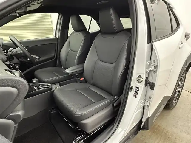 トヨタ ヤリスクロス ハイブリッド Z 岡山県 2024(令6)年 0.7万km ブラックマイカ/プラチナホワイトパールマイカ 純正８インチディスプレイオーディオ/【ナビ/Bluetooth/フルセグTV/Carplay】/パノラミックビューモニター/ハーフレザーシート/前席シートヒーター/ステアリングヒーター/レーダークルーズコントロール/社外ドライブレコーダー（前後）/型番:TZ-DR210/ビルトインＥＴＣ/プリクラッシュセーフティ/HDMI接続/オートブレーキホールド/ＬＥＤヘッドライト/オートハイビーム/ブラインドスポットモニター/テレビキャンセラー/スマートキー×1