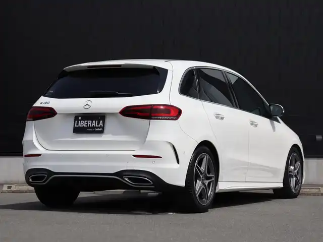 メルセデス・ベンツ Ｂ１８０ AMGライン 静岡県 2019(令1)年 4.8万km ポーラホワイト AMGライン/純正HDDナビ/（フルセグTV/Bluetooth/USB）/バックカメラ/ETC2.0/前方ドライブレコーダー/ハーフレザーシート/前席パワーシート/前席シートヒーター/パドルシフト/レーダーセーフティーパッケージ/・アクティブディスタンスアシストディストロニック(全自動再発進機能付)/・アクティブステアリングアシスト/・アクティブレーンチェンジングアシスト/・アクティブエマージェンシーストップアシスト/・アクティブブレーキアシスト(歩行者/飛び出し検知機能付)/・PRE-SAFEインパルス(前面衝突被害軽減機能)/・アクティブブラインドスポットアシスト/・アクティブレーンキーピングアシスト/・リアCPA(被害軽減ブレーキ付後方衝突警告システム)/・トラフィックサインアシスト/純正18インチアルミホイール/スマートキー/純正LEDヘッドライト/スペアキー1本/保証書/取扱説明書