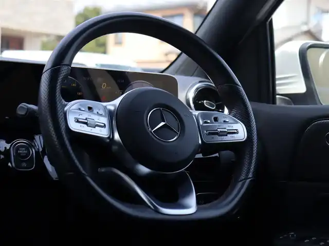メルセデス・ベンツ Ｂ１８０ AMGライン 静岡県 2019(令1)年 4.8万km ポーラホワイト AMGライン/純正HDDナビ/（フルセグTV/Bluetooth/USB）/バックカメラ/ETC2.0/前方ドライブレコーダー/ハーフレザーシート/前席パワーシート/前席シートヒーター/パドルシフト/レーダーセーフティーパッケージ/・アクティブディスタンスアシストディストロニック(全自動再発進機能付)/・アクティブステアリングアシスト/・アクティブレーンチェンジングアシスト/・アクティブエマージェンシーストップアシスト/・アクティブブレーキアシスト(歩行者/飛び出し検知機能付)/・PRE-SAFEインパルス(前面衝突被害軽減機能)/・アクティブブラインドスポットアシスト/・アクティブレーンキーピングアシスト/・リアCPA(被害軽減ブレーキ付後方衝突警告システム)/・トラフィックサインアシスト/純正18インチアルミホイール/スマートキー/純正LEDヘッドライト/スペアキー1本/保証書/取扱説明書