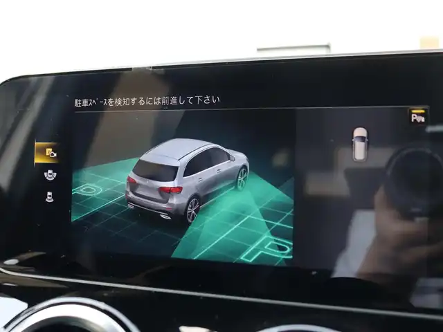メルセデス・ベンツ Ｂ１８０ AMGライン 静岡県 2019(令1)年 4.8万km ポーラホワイト AMGライン/純正HDDナビ/（フルセグTV/Bluetooth/USB）/バックカメラ/ETC2.0/前方ドライブレコーダー/ハーフレザーシート/前席パワーシート/前席シートヒーター/パドルシフト/レーダーセーフティーパッケージ/・アクティブディスタンスアシストディストロニック(全自動再発進機能付)/・アクティブステアリングアシスト/・アクティブレーンチェンジングアシスト/・アクティブエマージェンシーストップアシスト/・アクティブブレーキアシスト(歩行者/飛び出し検知機能付)/・PRE-SAFEインパルス(前面衝突被害軽減機能)/・アクティブブラインドスポットアシスト/・アクティブレーンキーピングアシスト/・リアCPA(被害軽減ブレーキ付後方衝突警告システム)/・トラフィックサインアシスト/純正18インチアルミホイール/スマートキー/純正LEDヘッドライト/スペアキー1本/保証書/取扱説明書