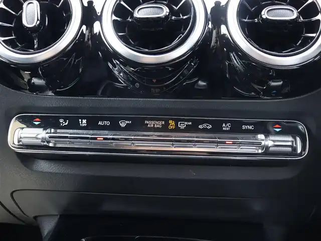 メルセデス・ベンツ Ｂ１８０ AMGライン 静岡県 2019(令1)年 4.8万km ポーラホワイト AMGライン/純正HDDナビ/（フルセグTV/Bluetooth/USB）/バックカメラ/ETC2.0/前方ドライブレコーダー/ハーフレザーシート/前席パワーシート/前席シートヒーター/パドルシフト/レーダーセーフティーパッケージ/・アクティブディスタンスアシストディストロニック(全自動再発進機能付)/・アクティブステアリングアシスト/・アクティブレーンチェンジングアシスト/・アクティブエマージェンシーストップアシスト/・アクティブブレーキアシスト(歩行者/飛び出し検知機能付)/・PRE-SAFEインパルス(前面衝突被害軽減機能)/・アクティブブラインドスポットアシスト/・アクティブレーンキーピングアシスト/・リアCPA(被害軽減ブレーキ付後方衝突警告システム)/・トラフィックサインアシスト/純正18インチアルミホイール/スマートキー/純正LEDヘッドライト/スペアキー1本/保証書/取扱説明書