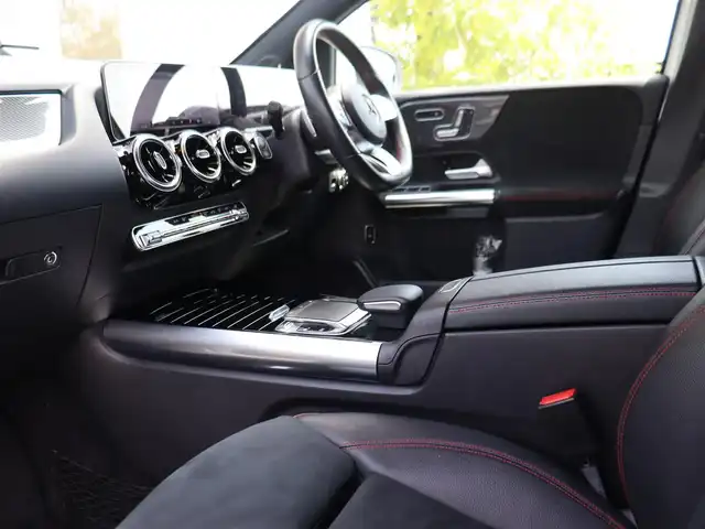 メルセデス・ベンツ Ｂ１８０ AMGライン 静岡県 2019(令1)年 4.8万km ポーラホワイト AMGライン/純正HDDナビ/（フルセグTV/Bluetooth/USB）/バックカメラ/ETC2.0/前方ドライブレコーダー/ハーフレザーシート/前席パワーシート/前席シートヒーター/パドルシフト/レーダーセーフティーパッケージ/・アクティブディスタンスアシストディストロニック(全自動再発進機能付)/・アクティブステアリングアシスト/・アクティブレーンチェンジングアシスト/・アクティブエマージェンシーストップアシスト/・アクティブブレーキアシスト(歩行者/飛び出し検知機能付)/・PRE-SAFEインパルス(前面衝突被害軽減機能)/・アクティブブラインドスポットアシスト/・アクティブレーンキーピングアシスト/・リアCPA(被害軽減ブレーキ付後方衝突警告システム)/・トラフィックサインアシスト/純正18インチアルミホイール/スマートキー/純正LEDヘッドライト/スペアキー1本/保証書/取扱説明書