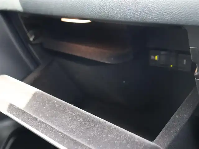 メルセデス・ベンツ Ｂ１８０ AMGライン 静岡県 2019(令1)年 4.8万km ポーラホワイト AMGライン/純正HDDナビ/（フルセグTV/Bluetooth/USB）/バックカメラ/ETC2.0/前方ドライブレコーダー/ハーフレザーシート/前席パワーシート/前席シートヒーター/パドルシフト/レーダーセーフティーパッケージ/・アクティブディスタンスアシストディストロニック(全自動再発進機能付)/・アクティブステアリングアシスト/・アクティブレーンチェンジングアシスト/・アクティブエマージェンシーストップアシスト/・アクティブブレーキアシスト(歩行者/飛び出し検知機能付)/・PRE-SAFEインパルス(前面衝突被害軽減機能)/・アクティブブラインドスポットアシスト/・アクティブレーンキーピングアシスト/・リアCPA(被害軽減ブレーキ付後方衝突警告システム)/・トラフィックサインアシスト/純正18インチアルミホイール/スマートキー/純正LEDヘッドライト/スペアキー1本/保証書/取扱説明書