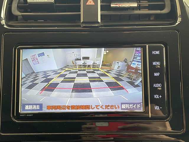 トヨタ プリウス Sツーリングセレクション 岐阜県 2019(令1)年 8万km ホワイトパールクリスタルシャイン ワンオーナー/プリクラッシュセーフティ/車線逸脱警報/オートマチックハイビーム/純正ナビ/フルセグTV/Bluetooth/革シート/前席シートヒーター/純正ドライブレコーダー/LEDヘッドライト/ビルトインETC/スタッドレスタイヤ４本積込/保証書/取扱説明書/スペアキー