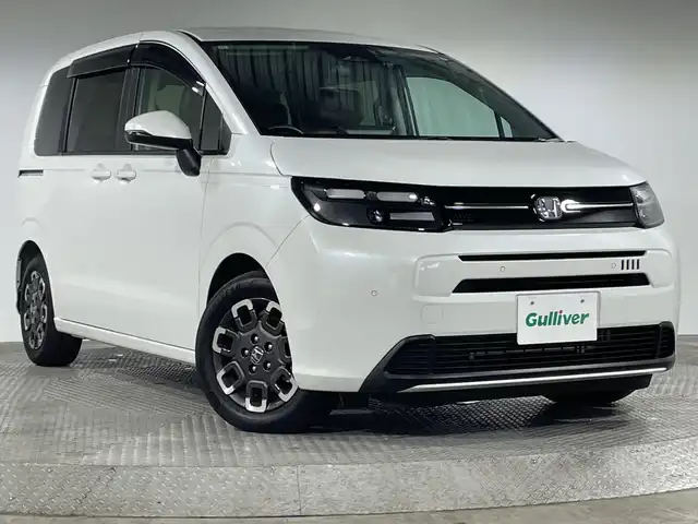 ホンダ フリード AIR 神奈川県 2024(令6)年 0.8万km プラチナホワイトパール 純正11インチナビゲーション/Bluetooth　フルセグ　SD　CD　DVD　USB/バックカメラ/両側パワースライドドア/電動サイドステップ/ホンダセンシング/衝突軽減ブレーキ（CMBS）/踏み間違い衝突軽減システム/急アクセル抑制機能/路外逸脱抑制機能/歩行者事故低減ステアリング/先行車発進お知らせ機能/標識認識機能/パーキングセンサーシステム/オートハイビーム/渋滞追従機能付アダプティブクルーズコントロール（ACC）/車線維持支援システム（LKAS）/トラフィックジャムアシスト（渋滞運転支援機能）/ブラインドスポットインフォメーション/社外ETC/純正前方ドライブレコーダー/純正フロアマット/ステアリングスイッチ/シートリフター/プッシュスタート/LEDヘッドライト/オートライト/純正15インチアルミホイール/純正ドアバイザー/スマートキー/電動格納ミラー/ウインカーミラー
