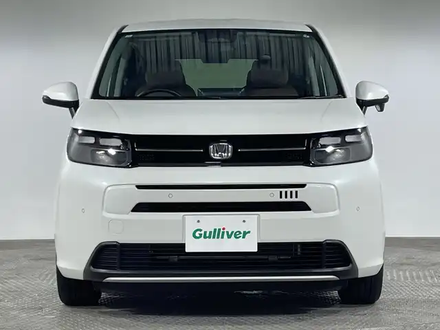 ホンダ フリード AIR 神奈川県 2024(令6)年 0.8万km プラチナホワイトパール 純正11インチナビゲーション/Bluetooth　フルセグ　SD　CD　DVD　USB/バックカメラ/両側パワースライドドア/電動サイドステップ/ホンダセンシング/衝突軽減ブレーキ（CMBS）/踏み間違い衝突軽減システム/急アクセル抑制機能/路外逸脱抑制機能/歩行者事故低減ステアリング/先行車発進お知らせ機能/標識認識機能/パーキングセンサーシステム/オートハイビーム/渋滞追従機能付アダプティブクルーズコントロール（ACC）/車線維持支援システム（LKAS）/トラフィックジャムアシスト（渋滞運転支援機能）/ブラインドスポットインフォメーション/社外ETC/純正前方ドライブレコーダー/純正フロアマット/ステアリングスイッチ/シートリフター/プッシュスタート/LEDヘッドライト/オートライト/純正15インチアルミホイール/純正ドアバイザー/スマートキー/電動格納ミラー/ウインカーミラー