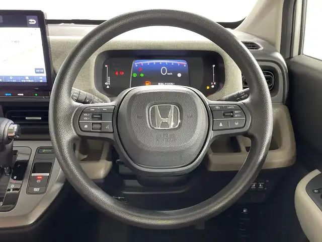 ホンダ フリード AIR 神奈川県 2024(令6)年 0.8万km プラチナホワイトパール 純正11インチナビゲーション/Bluetooth　フルセグ　SD　CD　DVD　USB/バックカメラ/両側パワースライドドア/電動サイドステップ/ホンダセンシング/衝突軽減ブレーキ（CMBS）/踏み間違い衝突軽減システム/急アクセル抑制機能/路外逸脱抑制機能/歩行者事故低減ステアリング/先行車発進お知らせ機能/標識認識機能/パーキングセンサーシステム/オートハイビーム/渋滞追従機能付アダプティブクルーズコントロール（ACC）/車線維持支援システム（LKAS）/トラフィックジャムアシスト（渋滞運転支援機能）/ブラインドスポットインフォメーション/社外ETC/純正前方ドライブレコーダー/純正フロアマット/ステアリングスイッチ/シートリフター/プッシュスタート/LEDヘッドライト/オートライト/純正15インチアルミホイール/純正ドアバイザー/スマートキー/電動格納ミラー/ウインカーミラー