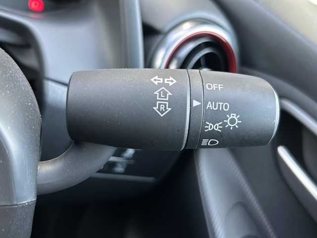 マツダ マツダ２ 15スポルト 静岡県 2025(令7)年 0.8万km スノーフレイクホワイトパールマイカ 純正ナビ/・ラジオ/フルセグTV/・Bluetooth/USB/スマホ連携/主要装備/・レーダークルーズコントロール　/・ドライブレコーダー　/・ＥＴＣ　/・ステアリングリモコン　/・全方位カメラ　/・レーンキープアシスト　/・アイドリングストップ　/・コーナーセンサー　/・パドルシフト　/・オートライト/・BSM/・プッシュスタート/・スマートキー/・ヘッドアップディスプレイ/・SOSコール