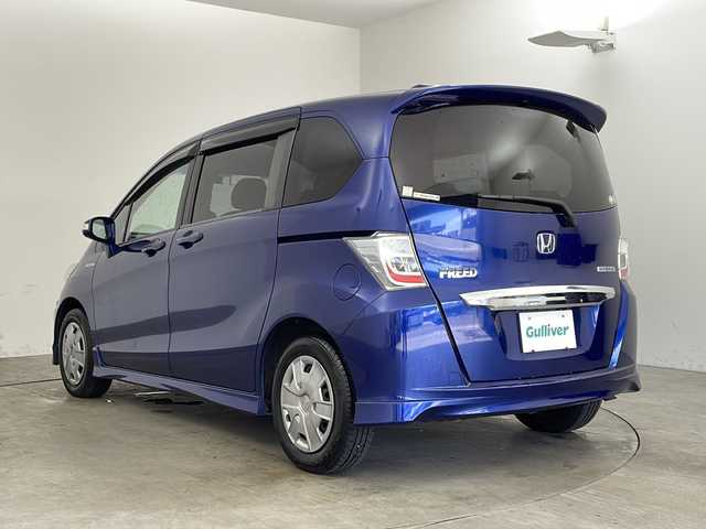 ホンダ フリード ハイブリット ジャストセレクション 兵庫県 2011(平23)年 6.9万km コバルトブルーパール ・純正ナビ/AM/FM/CD/DVD/BT/iPod/TV/・バックカメラ/・クルーズコントロール/・ステアリングリモコン/・純正リアフリップダウンモニター/・パワースライドドア/・ABS/・横滑り防止装置/・ECONモード/・盗難防止装置/・コーナーポール/・前方ドライブレコーダー/・ETC/・ウォークスルー/・ハロゲンオートライト/・オートエアコン/・ウィンカーミラー/・純正フロアマット/・３列シート/・電動格納ミラー/・Wエアバッグ