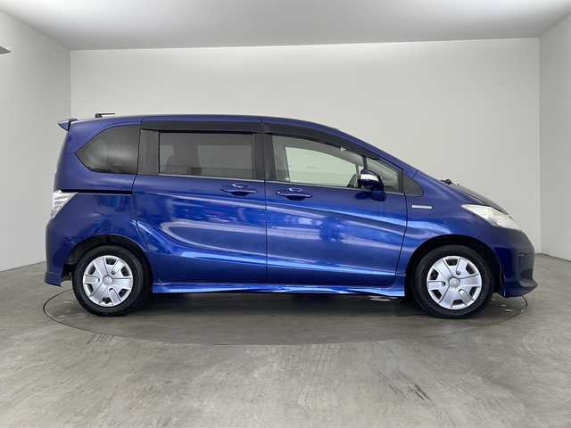 ホンダ フリード ハイブリット ジャストセレクション 兵庫県 2011(平23)年 6.9万km コバルトブルーパール ・純正ナビ/AM/FM/CD/DVD/BT/iPod/TV/・バックカメラ/・クルーズコントロール/・ステアリングリモコン/・純正リアフリップダウンモニター/・パワースライドドア/・ABS/・横滑り防止装置/・ECONモード/・盗難防止装置/・コーナーポール/・前方ドライブレコーダー/・ETC/・ウォークスルー/・ハロゲンオートライト/・オートエアコン/・ウィンカーミラー/・純正フロアマット/・３列シート/・電動格納ミラー/・Wエアバッグ
