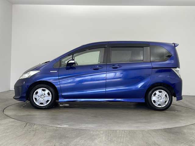 ホンダ フリード ハイブリット ジャストセレクション 兵庫県 2011(平23)年 6.9万km コバルトブルーパール ・純正ナビ/AM/FM/CD/DVD/BT/iPod/TV/・バックカメラ/・クルーズコントロール/・ステアリングリモコン/・純正リアフリップダウンモニター/・パワースライドドア/・ABS/・横滑り防止装置/・ECONモード/・盗難防止装置/・コーナーポール/・前方ドライブレコーダー/・ETC/・ウォークスルー/・ハロゲンオートライト/・オートエアコン/・ウィンカーミラー/・純正フロアマット/・３列シート/・電動格納ミラー/・Wエアバッグ