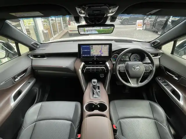 トヨタ ハリアー ハイブリッド Z レザーパッケージ 東京都 2020(令2)年 2.4万km ホワイトパールクリスタルシャイン 純正12.3型ナビ/　フルセグTV/Bluetooth/パノラミックビューモニター/衝突被害軽減/レーンキープ/レーダークルーズコントロール/オートマチックハイビーム/クリアランスソナー/デジタルインナーミラー/ヘッドアップディスプレイ/JBLサウンド/ブラインドスポットモニター/ビルトインETC2.0/レザーシート/パワーシート/シートヒーター/ベンチレーション/パワーバックドア/純正19インチアルミホイール/LEDヘッドライト/フォグランプ/オートライト/ハンドルヒーター/ステアリングスイッチ/プッシュスタート/スマートキー/電動格納ミラー/ウインカーミラー/横すべり防止/フロアマット/ドアバイザー/取扱説明書