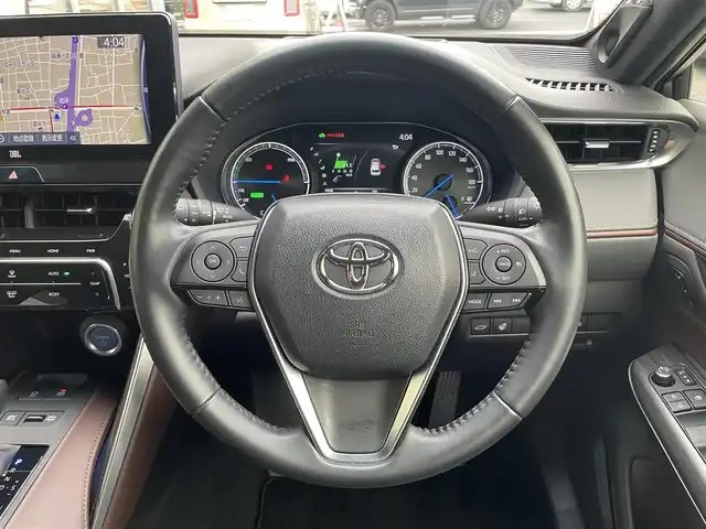 トヨタ ハリアー ハイブリッド Z レザーパッケージ 東京都 2020(令2)年 2.4万km ホワイトパールクリスタルシャイン 純正12.3型ナビ/　フルセグTV/Bluetooth/パノラミックビューモニター/衝突被害軽減/レーンキープ/レーダークルーズコントロール/オートマチックハイビーム/クリアランスソナー/デジタルインナーミラー/ヘッドアップディスプレイ/JBLサウンド/ブラインドスポットモニター/ビルトインETC2.0/レザーシート/パワーシート/シートヒーター/ベンチレーション/パワーバックドア/純正19インチアルミホイール/LEDヘッドライト/フォグランプ/オートライト/ハンドルヒーター/ステアリングスイッチ/プッシュスタート/スマートキー/電動格納ミラー/ウインカーミラー/横すべり防止/フロアマット/ドアバイザー/取扱説明書