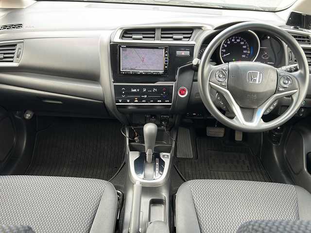 ホンダ フィット 13G L ホンダセンシング 埼玉県 2018(平30)年 5.4万km プレミアムホワイトパールⅡ ホンダセンシング/ ・衝突軽減ブレーキ/ ・誤発進抑制機能/ ・車線維持支援システム/ ・先行車発進お知らせ機能/ ・標識認識機能/純正メモリーナビゲーション(VXM-184VFi)/(AM/FM/CD/DVD/BT/USB/フルセグＴＶ)/バックカメラ/社外前後ドライブレコーダー(DRY-TW7550d)/ビルトインＥＴＣ/追従型クルーズコントロール/ＬＥＤヘッドライト/オートライト/フォグランプ/純正フロアマット/ドアバイザー/スペアキー１ヶ/保証書