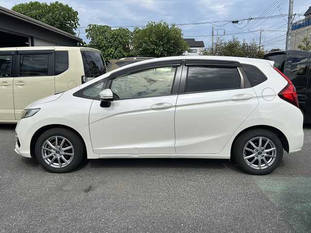 ホンダ フィット 13G L ホンダセンシング 埼玉県 2018(平30)年 5.4万km プレミアムホワイトパールⅡ ホンダセンシング/ ・衝突軽減ブレーキ/ ・誤発進抑制機能/ ・車線維持支援システム/ ・先行車発進お知らせ機能/ ・標識認識機能/純正メモリーナビゲーション(VXM-184VFi)/(AM/FM/CD/DVD/BT/USB/フルセグＴＶ)/バックカメラ/社外前後ドライブレコーダー(DRY-TW7550d)/ビルトインＥＴＣ/追従型クルーズコントロール/ＬＥＤヘッドライト/オートライト/フォグランプ/純正フロアマット/ドアバイザー/スペアキー１ヶ/保証書