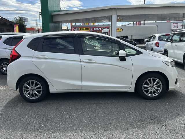 ホンダ フィット 13G L ホンダセンシング 埼玉県 2018(平30)年 5.4万km プレミアムホワイトパールⅡ ホンダセンシング/ ・衝突軽減ブレーキ/ ・誤発進抑制機能/ ・車線維持支援システム/ ・先行車発進お知らせ機能/ ・標識認識機能/純正メモリーナビゲーション(VXM-184VFi)/(AM/FM/CD/DVD/BT/USB/フルセグＴＶ)/バックカメラ/社外前後ドライブレコーダー(DRY-TW7550d)/ビルトインＥＴＣ/追従型クルーズコントロール/ＬＥＤヘッドライト/オートライト/フォグランプ/純正フロアマット/ドアバイザー/スペアキー１ヶ/保証書