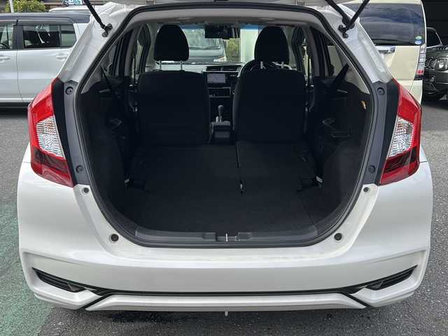 ホンダ フィット 13G L ホンダセンシング 埼玉県 2018(平30)年 5.4万km プレミアムホワイトパールⅡ ホンダセンシング/ ・衝突軽減ブレーキ/ ・誤発進抑制機能/ ・車線維持支援システム/ ・先行車発進お知らせ機能/ ・標識認識機能/純正メモリーナビゲーション(VXM-184VFi)/(AM/FM/CD/DVD/BT/USB/フルセグＴＶ)/バックカメラ/社外前後ドライブレコーダー(DRY-TW7550d)/ビルトインＥＴＣ/追従型クルーズコントロール/ＬＥＤヘッドライト/オートライト/フォグランプ/純正フロアマット/ドアバイザー/スペアキー１ヶ/保証書