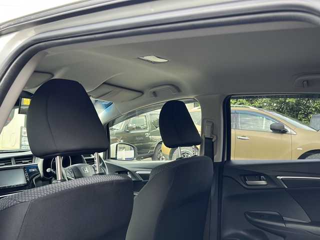 ホンダ フィット 13G L ホンダセンシング 埼玉県 2018(平30)年 5.4万km プレミアムホワイトパールⅡ ホンダセンシング/ ・衝突軽減ブレーキ/ ・誤発進抑制機能/ ・車線維持支援システム/ ・先行車発進お知らせ機能/ ・標識認識機能/純正メモリーナビゲーション(VXM-184VFi)/(AM/FM/CD/DVD/BT/USB/フルセグＴＶ)/バックカメラ/社外前後ドライブレコーダー(DRY-TW7550d)/ビルトインＥＴＣ/追従型クルーズコントロール/ＬＥＤヘッドライト/オートライト/フォグランプ/純正フロアマット/ドアバイザー/スペアキー１ヶ/保証書