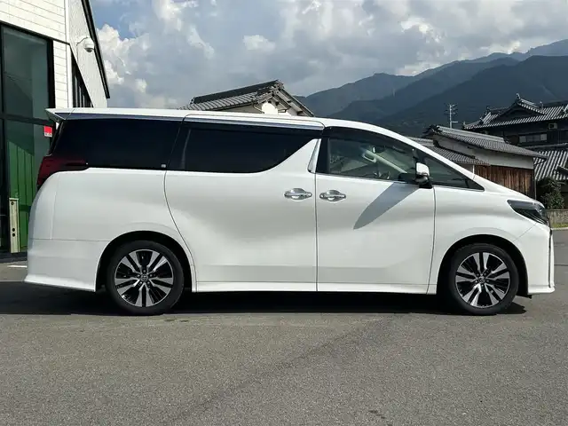 トヨタ アルファード S Cパッケージ 愛媛県 2021(令3)年 3.1万km ホワイトパールクリスタルシャイン Wサンルーフ/純正9型ナビ(AM/FM/CD/DVD/BT/フルセグTV)/純正12型フリップダウンモニター/両側電動パワースライドドア/バックカメラ/黒革シート/前席パワーシート/シートヒーター/シートベンチレーション/シートメモリー機能/トヨタセーフティセンス/レーダークルーズコントロール/衝突被害軽減装置/車線逸脱防止装置/クリアランスソナー/ステアリングヒーター/電動リアゲート/ETC/3眼LEDヘッドライト/電動パーキングブレーキ/Autohold機能/ステアリングリモコン/現状サマー(純正AW)(235/50/R18)/TOYOTIRES TRANPATH MP7