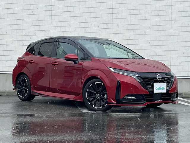 日産 オーラ ニスモ 山形県 2021(令3)年 1.8万km ガーネットレッド/スーパーブラック 2トーン 禁煙車/360°セーフティアシスト（全方位運転支援システム）/・プロパイロット/・エマージェンシーブレーキ/・標識検知機能/・車線逸脱警報（LDW）/・側方車両検知警報（BSW）/・後退時車両検知警報（RCTA）/・ふらつき警報（DA）/アラウンドビューモニター/インテリジェントパーキングアシスト（IPA）/フルエアロ/純正ナビ/（フルセグ/BT/HDMI/USB）/インテリジェントルームミラー/置くだけ充電/ビルトインETC/LEDヘッドライト/電動パーキングブレーキ/オートホールド/17インチ純正AW/純正フロアマット/スマートキー/プッシュスタート