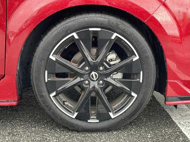 日産 オーラ ニスモ 山形県 2021(令3)年 1.8万km ガーネットレッド/スーパーブラック 2トーン 禁煙車/360°セーフティアシスト（全方位運転支援システム）/・プロパイロット/・エマージェンシーブレーキ/・標識検知機能/・車線逸脱警報（LDW）/・側方車両検知警報（BSW）/・後退時車両検知警報（RCTA）/・ふらつき警報（DA）/アラウンドビューモニター/インテリジェントパーキングアシスト（IPA）/フルエアロ/純正ナビ/（フルセグ/BT/HDMI/USB）/インテリジェントルームミラー/置くだけ充電/ビルトインETC/LEDヘッドライト/電動パーキングブレーキ/オートホールド/17インチ純正AW/純正フロアマット/スマートキー/プッシュスタート