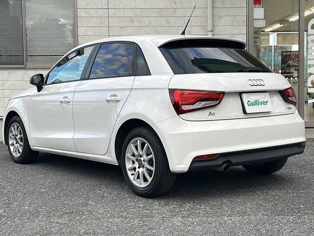 アウディ Ａ１ SB 1．0TFSI 埼玉県 2015(平27)年 8.8万km パール 純正ナビ　/フルセグ/DVD/CD/BT/SD/FM/AM/ビルトインＥＴＣ　/オートライト　/横滑り防止　/アイドリングストップ　/ステアリングスイッチ　/ＨＩＤヘッドライト　/スペアキー１本　/保証書　/取扱説明書