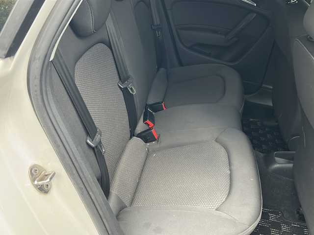 アウディ Ａ１ SB 1．0TFSI 埼玉県 2015(平27)年 8.8万km パール 純正ナビ　/フルセグ/DVD/CD/BT/SD/FM/AM/ビルトインＥＴＣ　/オートライト　/横滑り防止　/アイドリングストップ　/ステアリングスイッチ　/ＨＩＤヘッドライト　/スペアキー１本　/保証書　/取扱説明書