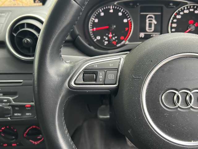 アウディ Ａ１ SB 1．0TFSI 埼玉県 2015(平27)年 8.8万km パール 純正ナビ　/フルセグ/DVD/CD/BT/SD/FM/AM/ビルトインＥＴＣ　/オートライト　/横滑り防止　/アイドリングストップ　/ステアリングスイッチ　/ＨＩＤヘッドライト　/スペアキー１本　/保証書　/取扱説明書