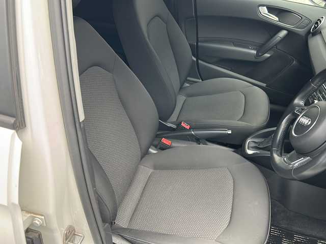 アウディ Ａ１ SB 1．0TFSI 埼玉県 2015(平27)年 8.8万km パール 純正ナビ　/フルセグ/DVD/CD/BT/SD/FM/AM/ビルトインＥＴＣ　/オートライト　/横滑り防止　/アイドリングストップ　/ステアリングスイッチ　/ＨＩＤヘッドライト　/スペアキー１本　/保証書　/取扱説明書