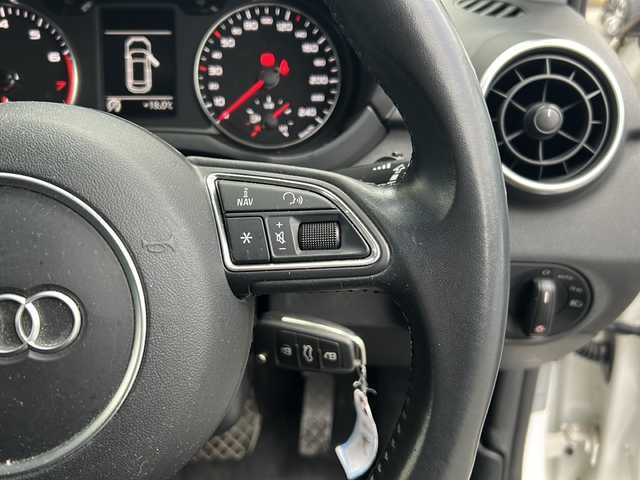 アウディ Ａ１ SB 1．0TFSI 埼玉県 2015(平27)年 8.8万km パール 純正ナビ　/フルセグ/DVD/CD/BT/SD/FM/AM/ビルトインＥＴＣ　/オートライト　/横滑り防止　/アイドリングストップ　/ステアリングスイッチ　/ＨＩＤヘッドライト　/スペアキー１本　/保証書　/取扱説明書