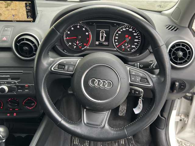 アウディ Ａ１ SB 1．0TFSI 埼玉県 2015(平27)年 8.8万km パール 純正ナビ　/フルセグ/DVD/CD/BT/SD/FM/AM/ビルトインＥＴＣ　/オートライト　/横滑り防止　/アイドリングストップ　/ステアリングスイッチ　/ＨＩＤヘッドライト　/スペアキー１本　/保証書　/取扱説明書