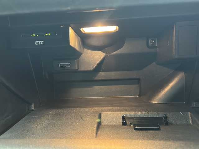 アウディ Ａ１ SB 1．0TFSI 埼玉県 2015(平27)年 8.8万km パール 純正ナビ　/フルセグ/DVD/CD/BT/SD/FM/AM/ビルトインＥＴＣ　/オートライト　/横滑り防止　/アイドリングストップ　/ステアリングスイッチ　/ＨＩＤヘッドライト　/スペアキー１本　/保証書　/取扱説明書