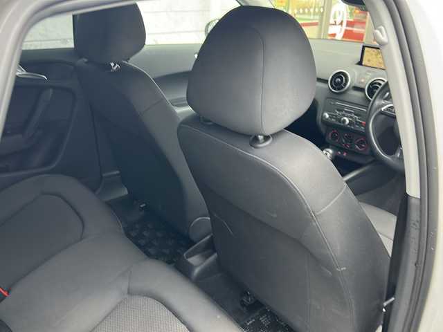 アウディ Ａ１ SB 1．0TFSI 埼玉県 2015(平27)年 8.8万km パール 純正ナビ　/フルセグ/DVD/CD/BT/SD/FM/AM/ビルトインＥＴＣ　/オートライト　/横滑り防止　/アイドリングストップ　/ステアリングスイッチ　/ＨＩＤヘッドライト　/スペアキー１本　/保証書　/取扱説明書