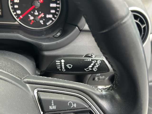 アウディ Ａ１ SB 1．0TFSI 埼玉県 2015(平27)年 8.8万km パール 純正ナビ　/フルセグ/DVD/CD/BT/SD/FM/AM/ビルトインＥＴＣ　/オートライト　/横滑り防止　/アイドリングストップ　/ステアリングスイッチ　/ＨＩＤヘッドライト　/スペアキー１本　/保証書　/取扱説明書