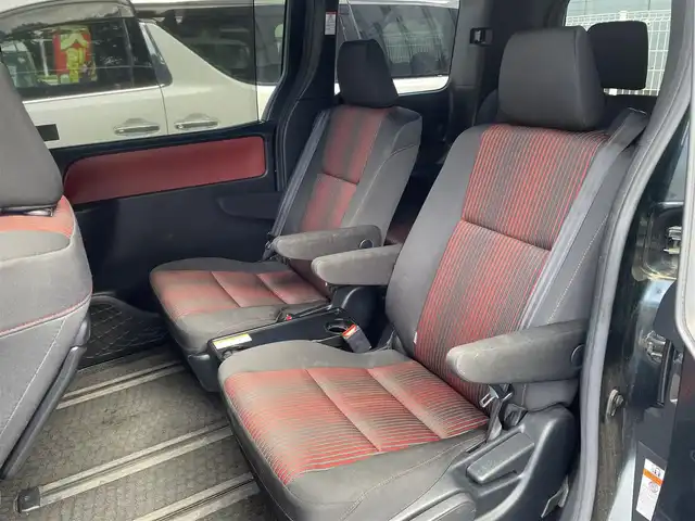 トヨタ ヴォクシー ZS 埼玉県 2017(平29)年 6.6万km ブラッキッシュアゲハガラスフレーク /純正9型メモリナビ//フルセグTV//バックカメラ//CD/DVD/Bluetooth//両側パワースライドドア//クルーズコントロール//ビルトインETC2.0//スマートキーx2//LEDヘッドライト//PCS 衝突軽減ブレーキ//LDA 車線逸脱警報//W.サイドエアバッグ//カーテン.ニーエアバッグ//ABS//横滑り防止装置//アイドリングSTOP//革巻きステアリング//オートライト//オートハイビーム//LEDフォグランプ//プライバシーガラス//ドアバイザー//純正16インチAW//新車時保証書//取扱説明書//ナビ取説