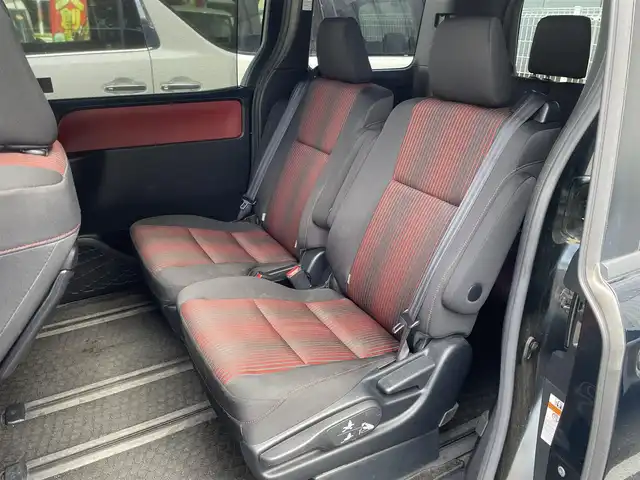 トヨタ ヴォクシー ZS 埼玉県 2017(平29)年 6.6万km ブラッキッシュアゲハガラスフレーク /純正9型メモリナビ//フルセグTV//バックカメラ//CD/DVD/Bluetooth//両側パワースライドドア//クルーズコントロール//ビルトインETC2.0//スマートキーx2//LEDヘッドライト//PCS 衝突軽減ブレーキ//LDA 車線逸脱警報//W.サイドエアバッグ//カーテン.ニーエアバッグ//ABS//横滑り防止装置//アイドリングSTOP//革巻きステアリング//オートライト//オートハイビーム//LEDフォグランプ//プライバシーガラス//ドアバイザー//純正16インチAW//新車時保証書//取扱説明書//ナビ取説