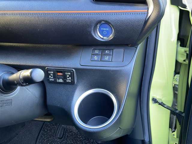 トヨタ シエンタ ハイブリッド G クエロ 東京都 2021(令3)年 3.5万km ブラックマイカ/エアーイエロー 2トーン ワンオーナー/純正メモリーナビ(MSZT-Y68T)/フルセグTV/CD/DVD/Bluetooth/SD/FM/AM/バックカメラ　ETC2.0/前後ろドライブレコーダー/両側パワースライドドア/プリクラッシュセーフティ/レーンディパーチャーアラート/パーキングサポートブレーキ/オートマチックハイビーム/先行車発進告知/前後クリアランスソナー/クルーズコントロール/ステアリングスイッチ/LEDヘッドライト/フォグランプ/オートライト/D/Nシートヒーター/ステアリングヒーター/スマートキー×２/前席、荷室100V電源/新車時保証書　取扱説明書/純正15インチアルミ